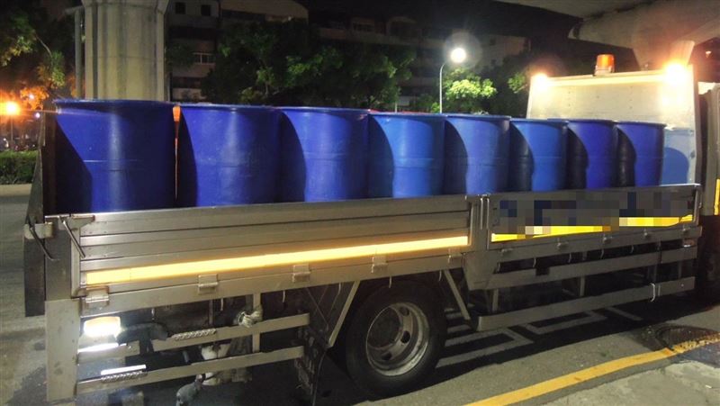 回收車「噴裝」廚餘灑地！2騎士衝入慘摔