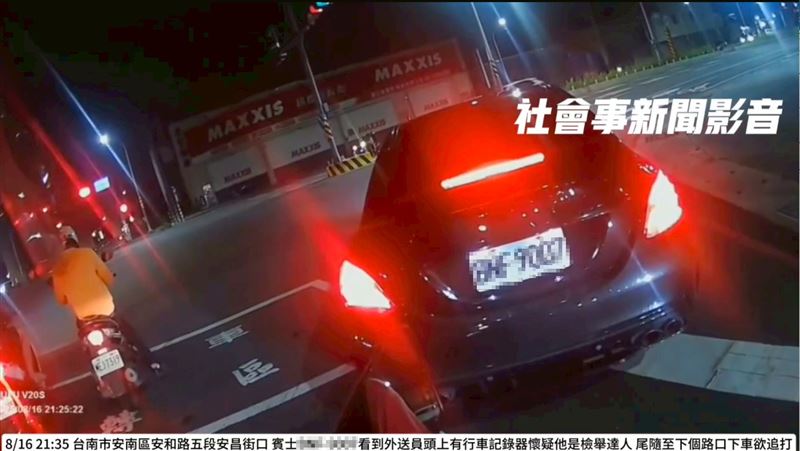 黑色賓士在路口紅線違停（圖／翻攝社會事新聞影音）