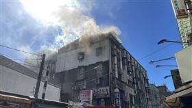 新北市中和區信義街某公寓發生火警。（圖／翻攝畫面）