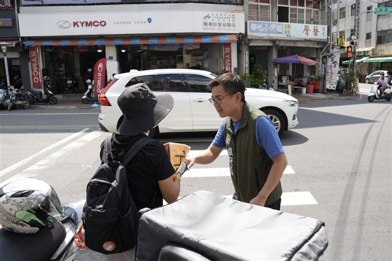 民進黨發言人、新北市議員卓冠廷上午到南投第一選區支援「all罷馬-罷免馬文君」團隊。（圖／翻攝卓冠廷臉書）