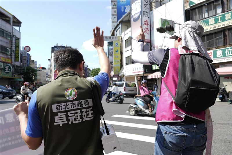 民進黨發言人、新北市議員卓冠廷上午到南投第一選區支援「all罷馬-罷免馬文君」團隊。（圖／翻攝卓冠廷臉書）