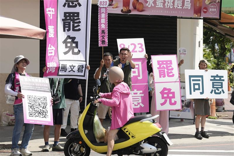 民進黨發言人、新北市議員卓冠廷上午到南投第一選區支援「all罷馬-罷免馬文君」團隊。（圖／翻攝卓冠廷臉書）