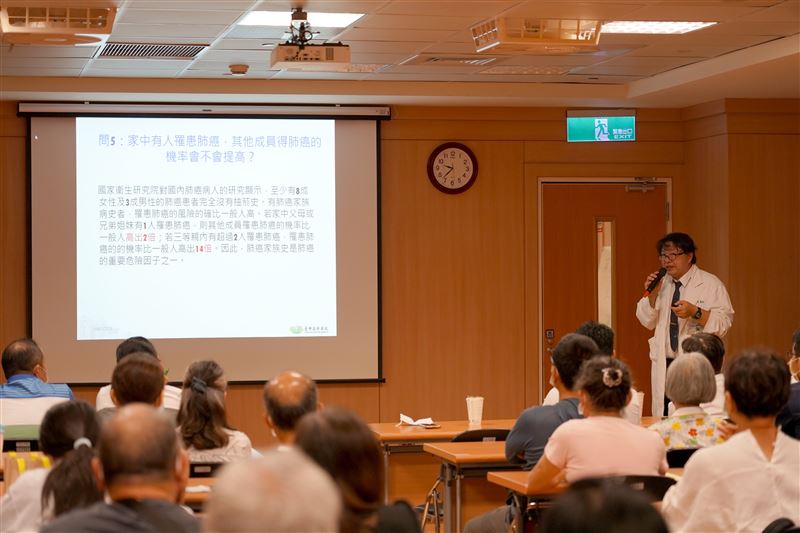 胸腔內科醫師劉建明指出，「不抽菸」並非肺癌保證，特別是具家族病史者更應定期篩檢。（圖／台中慈濟醫院提供）