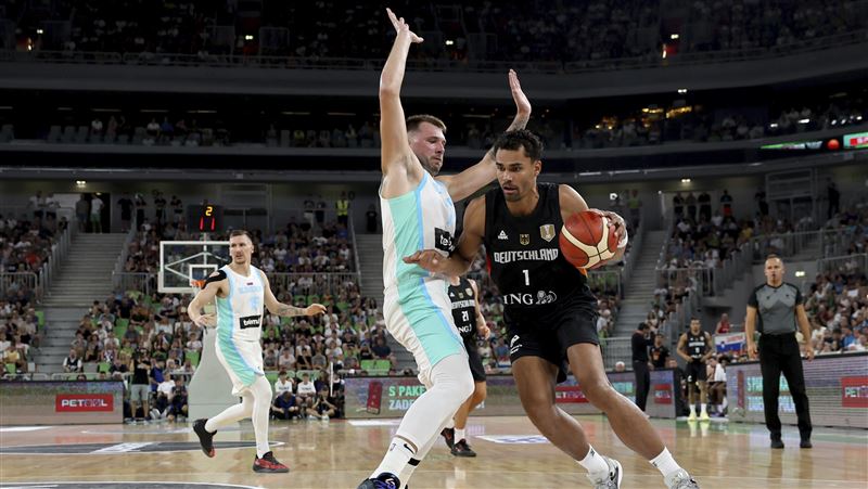 湖人球迷嚇傻！東契奇右膝遭隊友重壓傷退