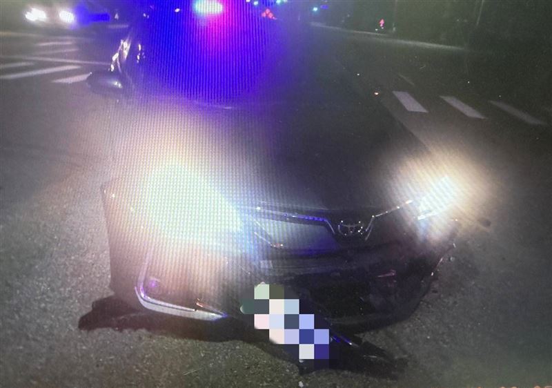 61歲王男開車撞上騎士。（圖／翻攝畫面）