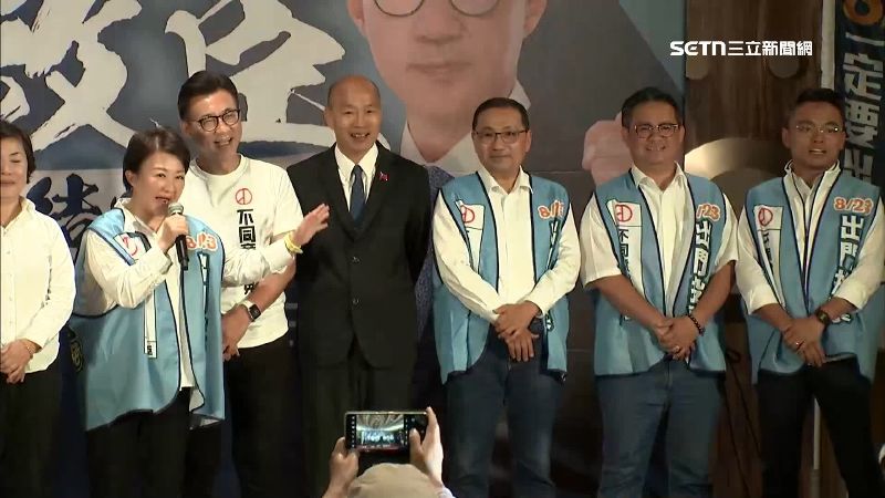 台中市長盧秀燕（左）、新北市長侯友宜（右三）都來幫反罷免站台。(圖／三立新聞網)