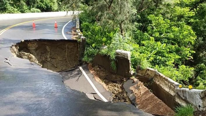 往社頂公園的道路坍方，警方提醒路過千萬要小心。（圖／屏東小鎮資訊提供）