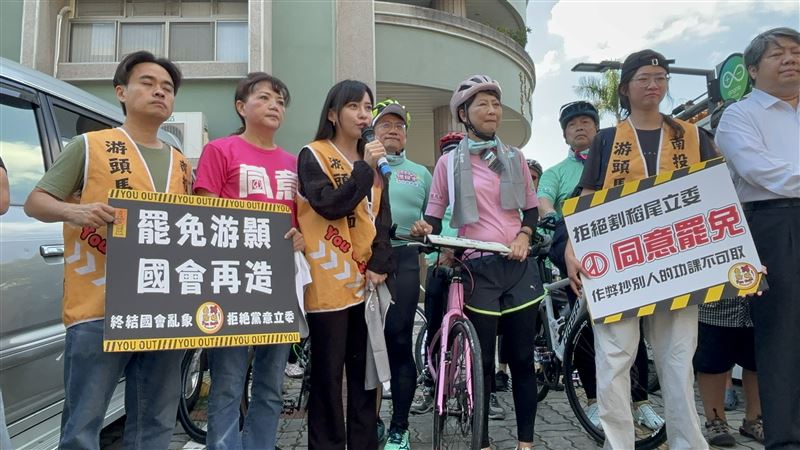 罷免南投選出的國民黨立委游顥「去游除垢」罷免團隊與「經濟民主連合」今（17）日，發起大型車掃行動。（圖／罷團提供）