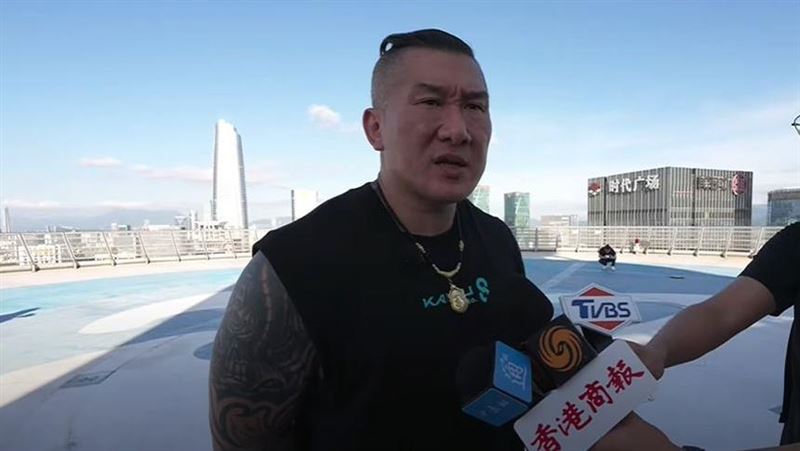 館長飛往深圳開直播。（圖／翻攝自館長惡名昭彰 YouTube頻道）
