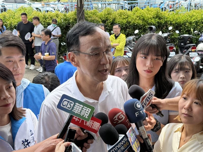 朱立倫替藍委楊瓊瓔助講反罷免並接受媒體聯訪。（圖／國民黨提供）