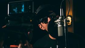 「情歌才子」男歌手與一名海歸女一拍即合，卻沒想到事後遭告性侵，重創演藝事業。示意圖。（翻攝自Pexels）