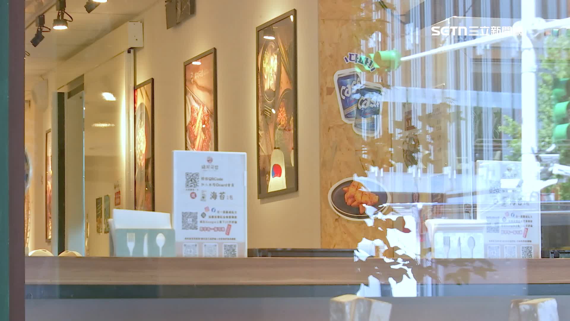 北市中山區一間連鎖韓式料理店，不只餐點托盤有小蟑螂，辣韭菜甚至有蟲卵！