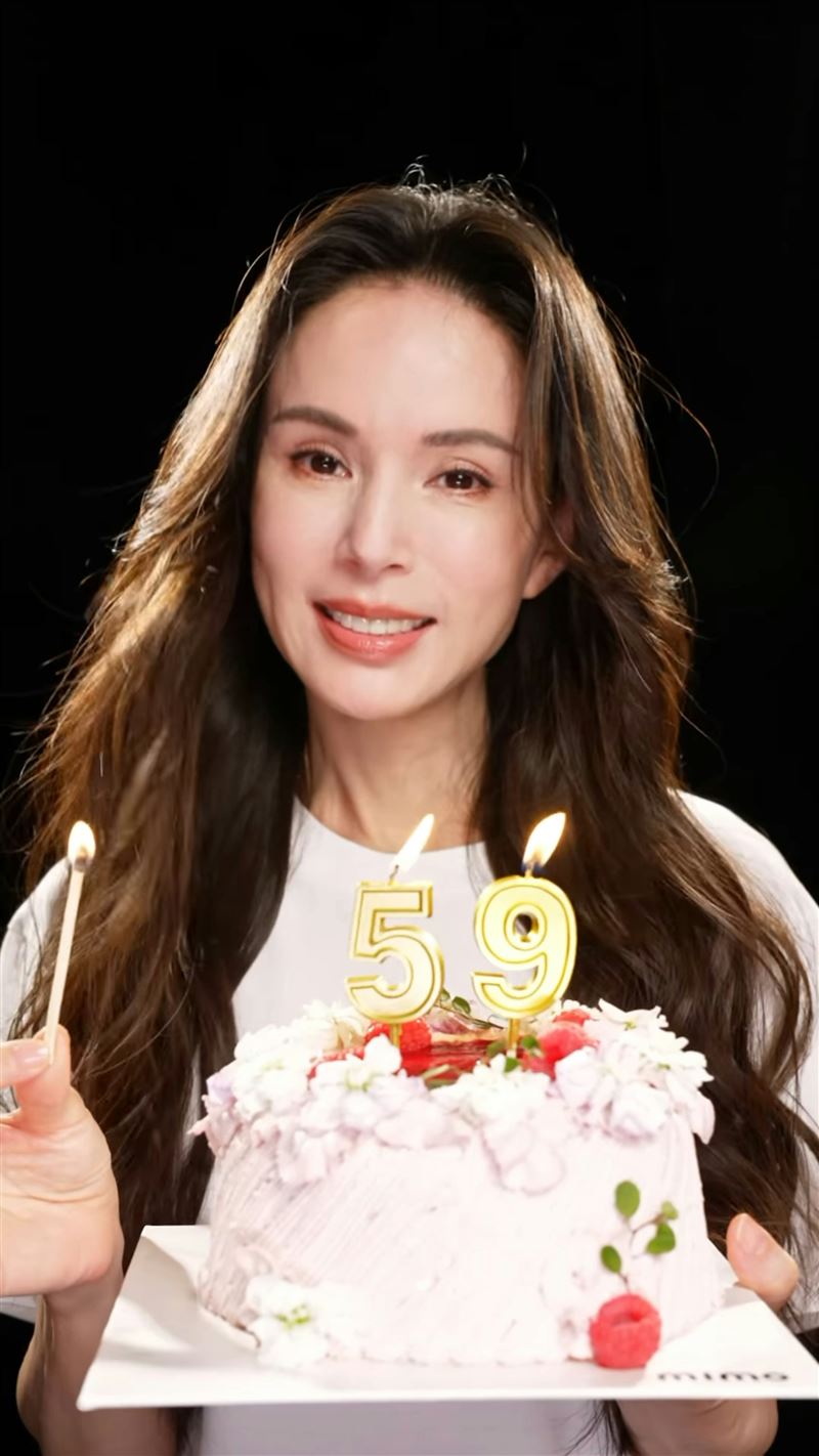 李若彤近日度過59歲生日凍齡外貌狀態非常好。(圖/翻攝自抖音)