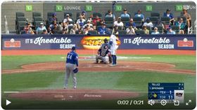 史普林格（George Springer）被64英里的「小便球」觸身。（圖／翻攝自Sportsnet X）