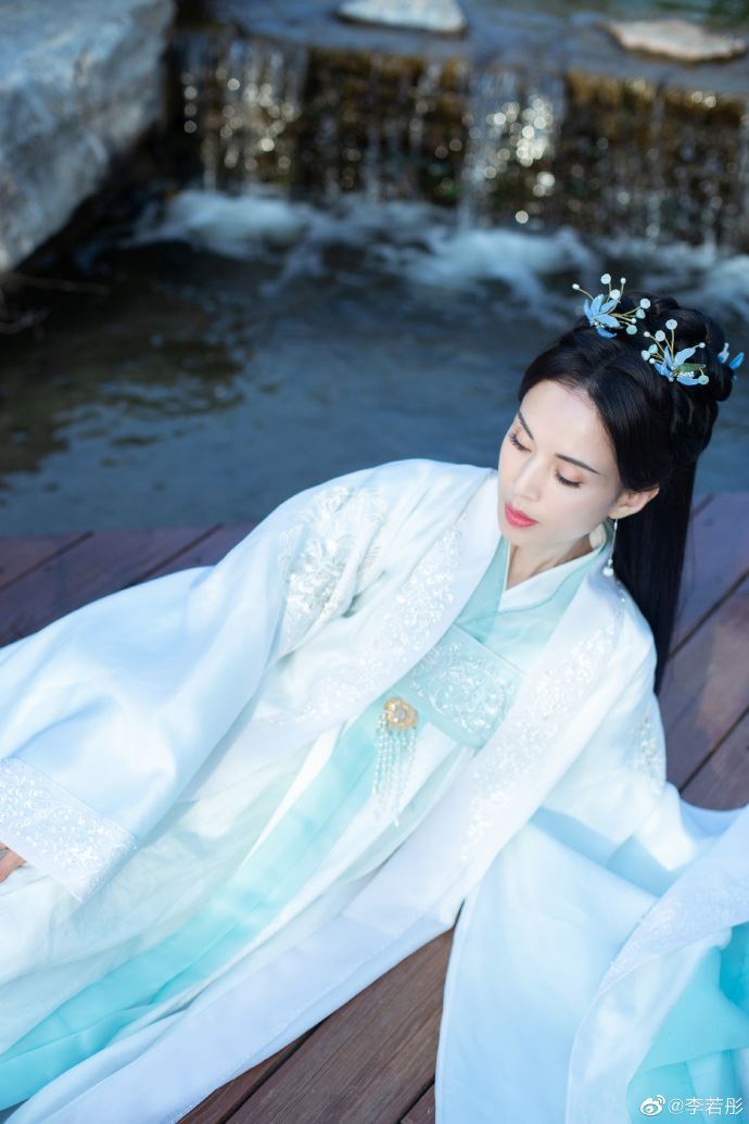 被譽為「最美小龍女」的女星李若彤多年來保持外貌與身材巔峰狀態。(圖/翻攝自李若彤微博)