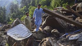 巴基斯坦西北部因連日豪雨，引發嚴重的「巨石流」，導致村莊幾乎被滅村，220人死亡。（圖／美聯社／達志影像）