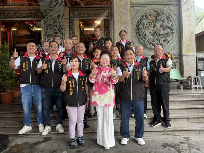 白冰冰（前中）感恩之旅第2站來到慈玄宮。（圖／長興影視提供）