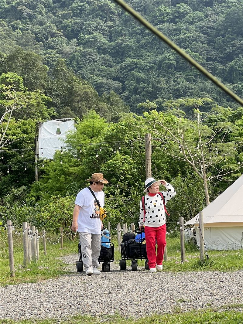 白冰冰(右)與林義方在《天知道》有不少逗趣演出。（圖／長興影視提供）