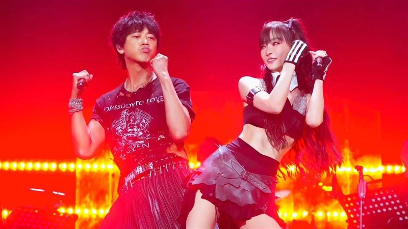 謝金燕火辣現身 搖滾天王炸裂肌肉應戰