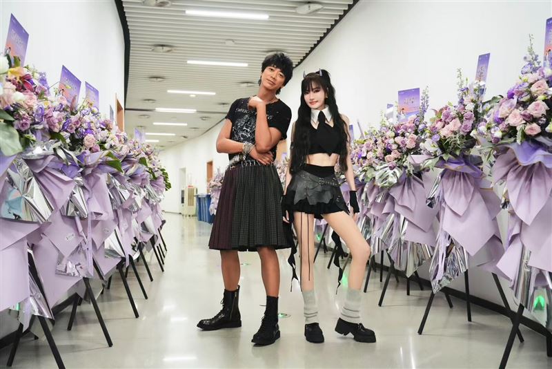 謝金燕（右）火辣現身，信（左）也大方露出結實肌肉。（圖／狠耐聽音樂工作室提供）