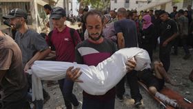 空襲、飢餓以及像牲畜般不斷被驅趕、遷移。加薩居民正經歷空前的人道危機。（圖／美聯社／達志影像）