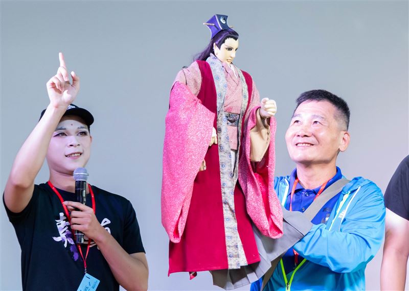 演出期間還舉辦操偶體驗課，邀旅客親手操作掌中戲偶，感受傳統技藝的精妙。（圖／品牌業者提供）