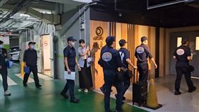 檢警今（17）日下午來到醫院進行相驗。（圖／翻攝畫面）