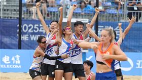 台灣沙灘合球隊靠著黃英庭0秒遠射絕殺，以8：6逆轉荷蘭，奪下金牌。（圖／中華奧會提供）