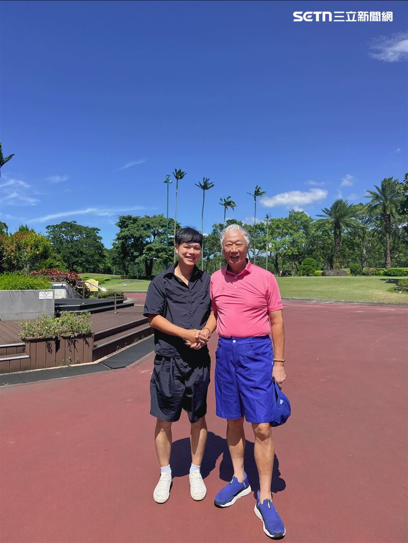 原PO曬出自己與郭台銘的合照。（圖／網友@traveler1126 授權提供，未經同意請勿轉載）