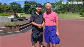 原PO與郭台銘合照。（圖／網友@traveler1126 授權提供，未經同意請勿轉載）