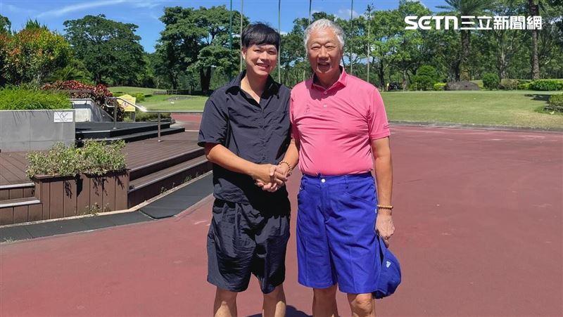 郭台銘現身球場！「頭髮全白」近照曝光