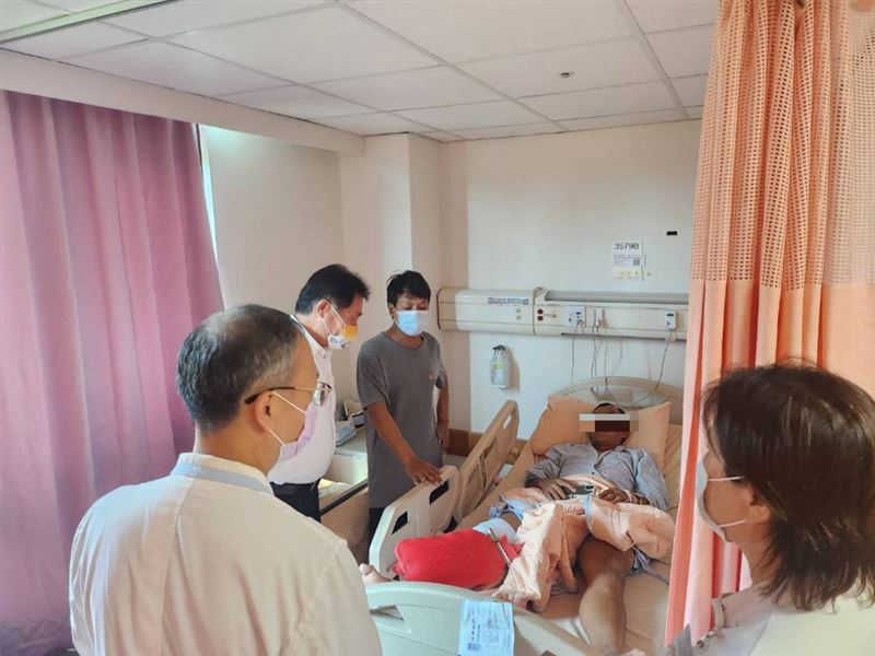 台南市體育局長陳良乾（左二）前往醫院探視傷者。（圖／南市府提供）