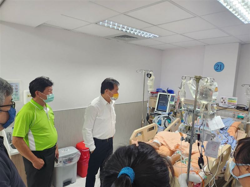 台南市體育局長陳良乾（左三）透露，目前受傷學生情況大致穩定。（圖／南市府提供）
