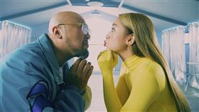  GEmma鬼鬼吳映潔高唱 你要不要先回家 MV化身AI智慧虛擬女友為愛進化！叫床服務、打掃、餵食當起女僕型女友 avex taiwan 提供)
