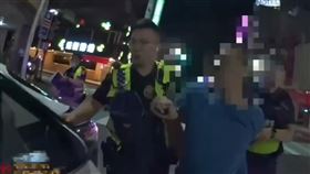 新北,三重,醉男,失控,警車,壓制。（圖／翻攝畫面）