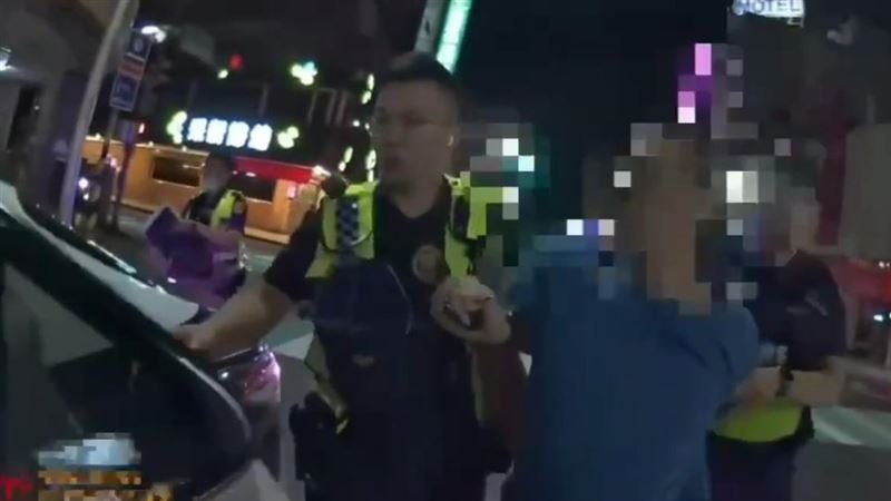 林男醉酒失控欲開警車車門，遭警壓制逮捕。（圖／翻攝畫面）