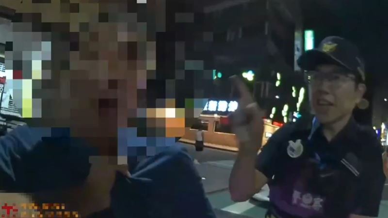 林男醉酒失控欲開警車車門，遭警壓制逮捕。（圖／翻攝畫面）