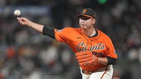 鄧愷威拿下巨人主場近16戰的唯一1勝。（圖／美聯社／達志影像）