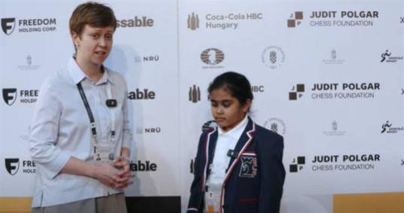 10歲棋壇新星Bodhana Sivanandan（右）擊敗60歲國際象棋大師 Pete Wells。（圖／翻攝自YouTube／FIDE chess）