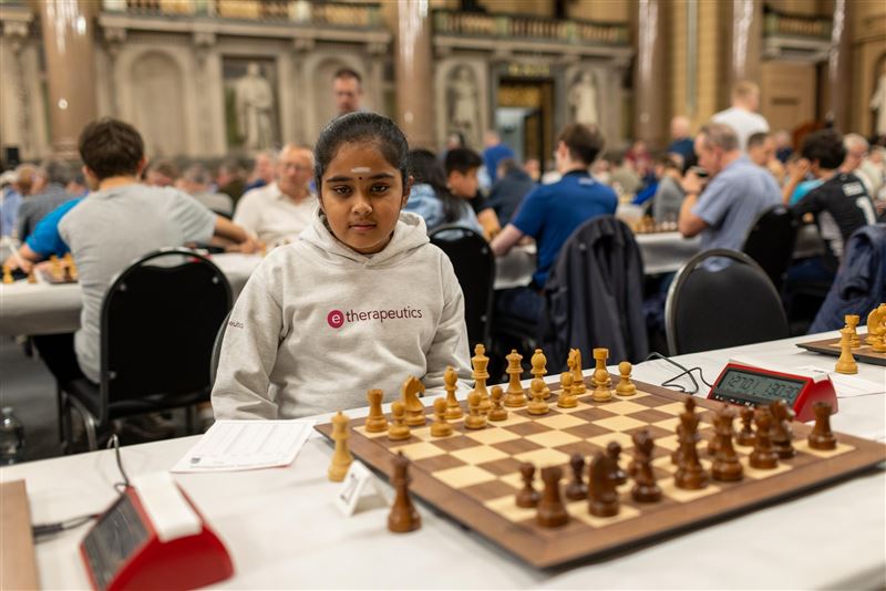 Bodhana Sivanandan 參加英國國際象棋錦標賽。(圖/翻攝X@FIDE_chess)