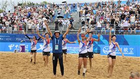 台灣沙灘合球金牌戰逆轉擊敗荷蘭，收下相當具有歷史意義的首面金牌。（圖／中華奧會提供）