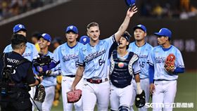 中職36年例行賽，富邦悍將先發投手布坎南「完投完封」拿下中職生涯首勝，脫帽和球迷致意。（圖／記者劉彥池攝影）