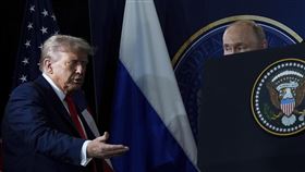 雙普在阿拉斯加會面後，俄不但寸步未讓，還讓美國在俄烏戰爭問題的立場上，更近莫斯科。（圖／美聯社／達志影像）