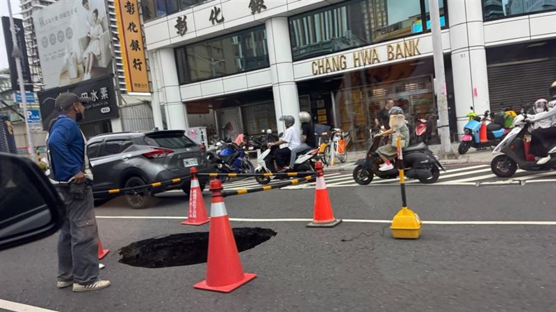 高雄市驚見巨大天坑。（圖／翻攝自記者爆料網）