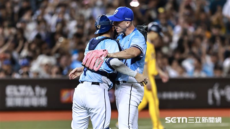 中職36年例行賽，富邦悍將先發投手布坎南「完投完封」拿下中職生涯首勝，賽後和捕手豊暐擁抱。（圖／記者劉彥池攝影）