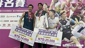 來自土銀的羽球好手蘇力揚（右）在2025年第2次全國羽球排名賽擊敗合庫好手王子維（左），睽違3年在男單封王。（圖／記者蔡厚瑄攝影）