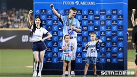 中職36年例行賽，富邦悍將先發投手布坎南「完投完封」拿下中職生涯首勝，賽後和小孩一起跳MVP舞蹈。（圖／記者劉彥池攝影）