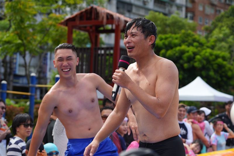 黃國昌與陳世軒雙雙脫下上衣「露點演出」。（圖／民眾黨提供）