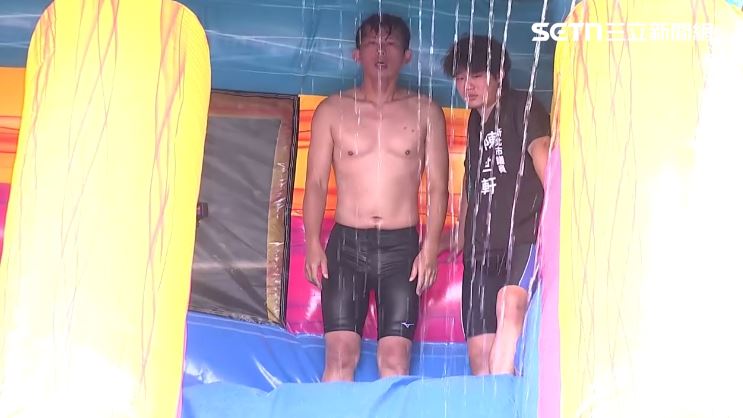 黃國昌在滑水道上遲遲未往下溜。（圖／翻攝畫面）
