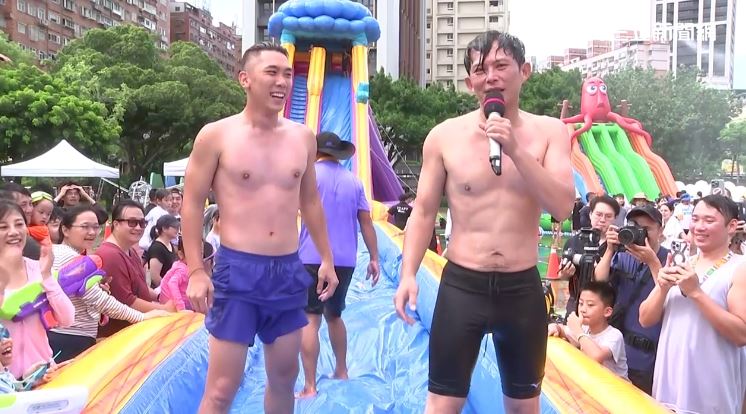 水樂園露點演出！黃國昌玩滑水道卻卡關